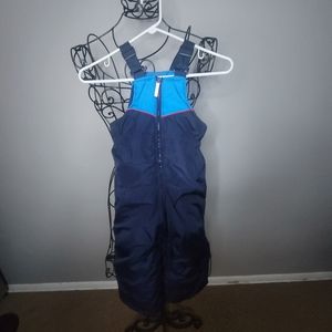 Zero posur overall snow pants size 3T. The lining of the legs is gathered.